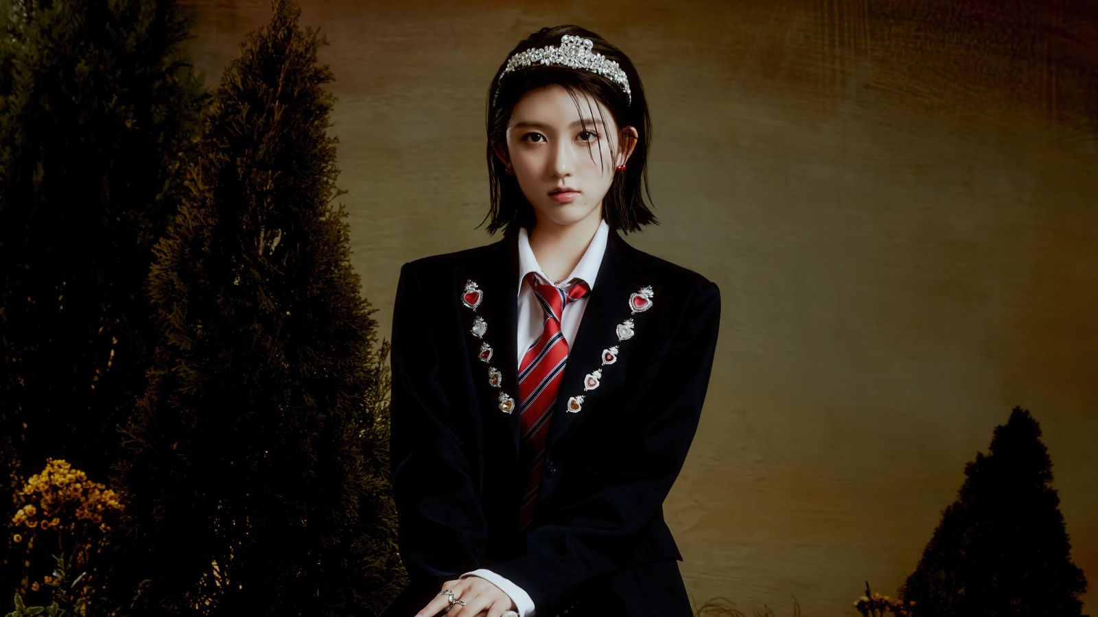 Femme en costume et cravate assise sur un banc (ive, 아이브, coréen, groupe de filles, k pop)