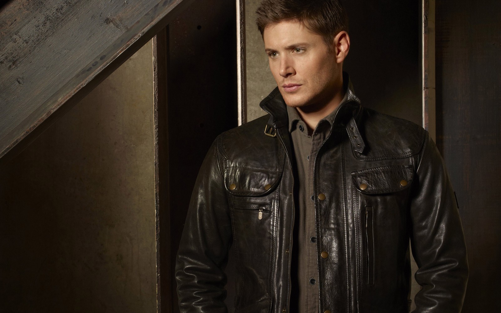 Baixar papel de parede dean winchester, jensen ackles, sobrenatural, jaqueta de couro, jaqueta