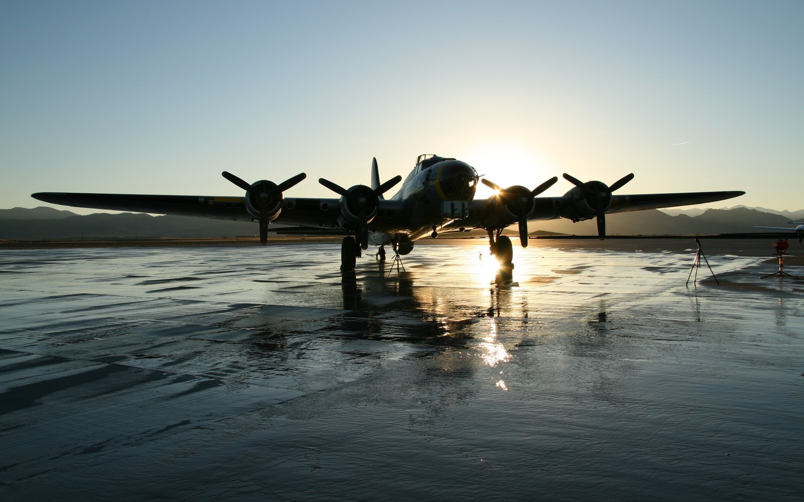 Um avião na pista com o sol se pondo ao fundo (aviação, força aérea, voo, aeronave militar, boeing)