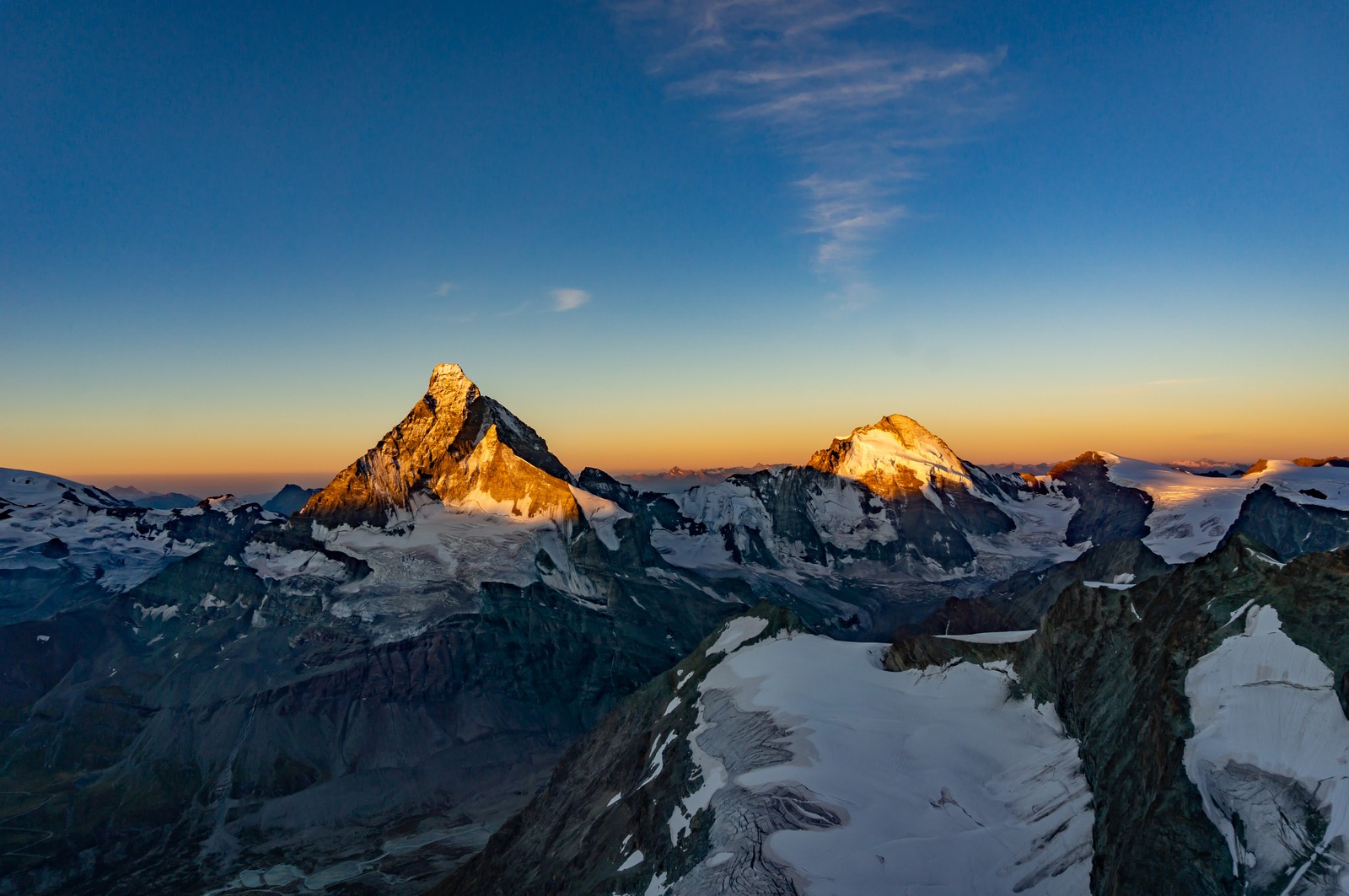 Arafed view of a mountain range with a few snow covered mountains (matterhorn, dent dhérens, mountains, sunrise, morning)