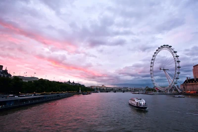 Vue au crépuscule de la London Eye sur la rivière Thames