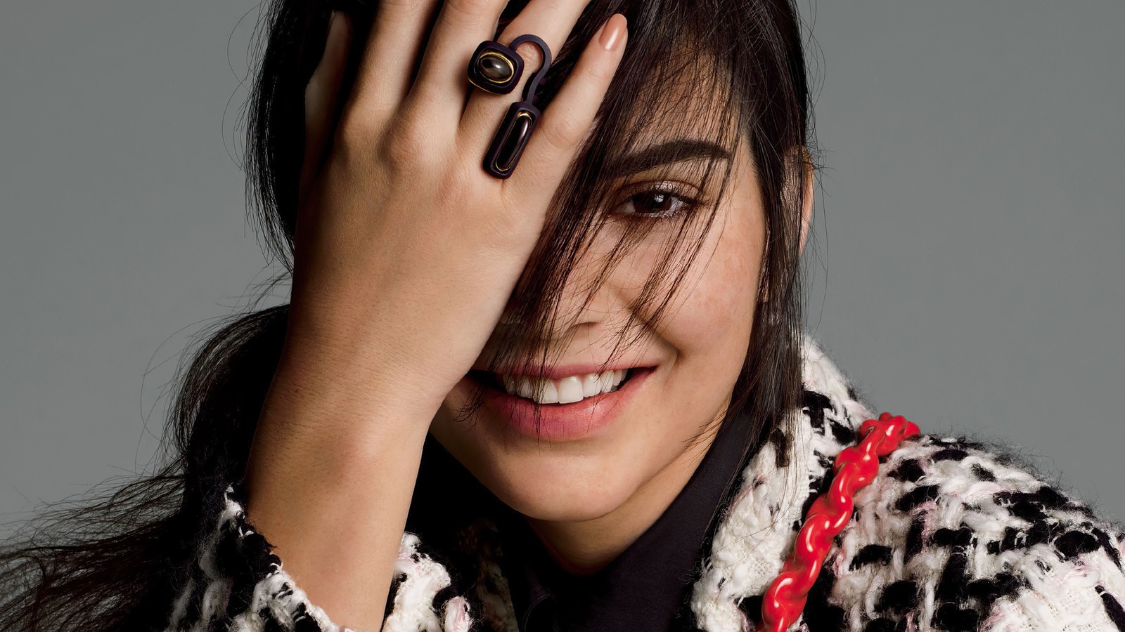 Arabische frau mit einem ring an ihrem finger (kendall jenner, lächeln, modell, prominente, mädchen)