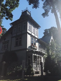 Charmante maison de campagne toujours verte avec des détails architecturaux