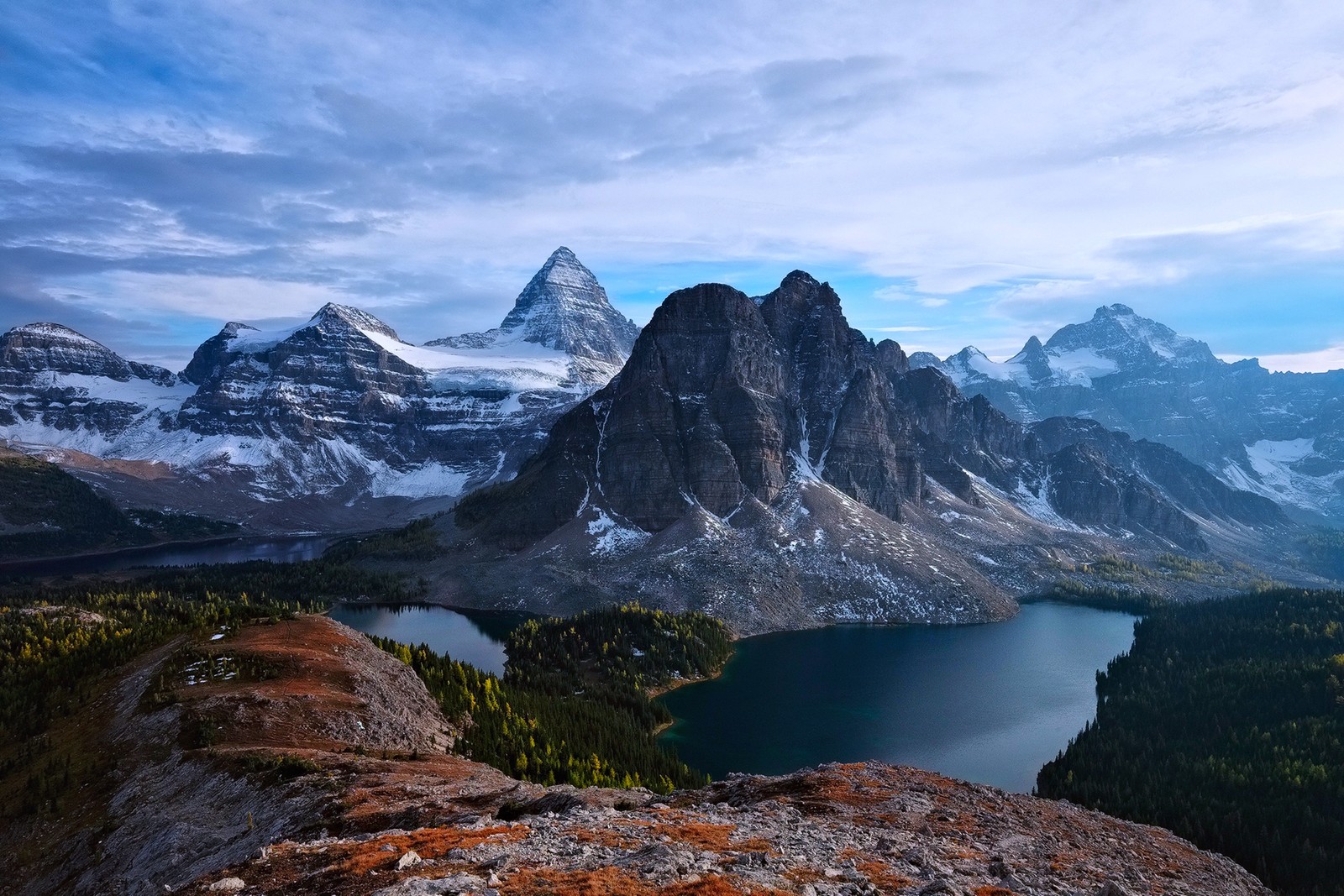 Berge mit einem see und einigen bäumen im vordergrund (berg, gebirgige landformen, gebirgskette, natur, wildnis)