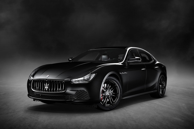 Черный maserati припаркован в темной комнате с черным фоном (maserati, машина, спортивный автомобиль, международное автошоу в нью йорке, спортивная машина)