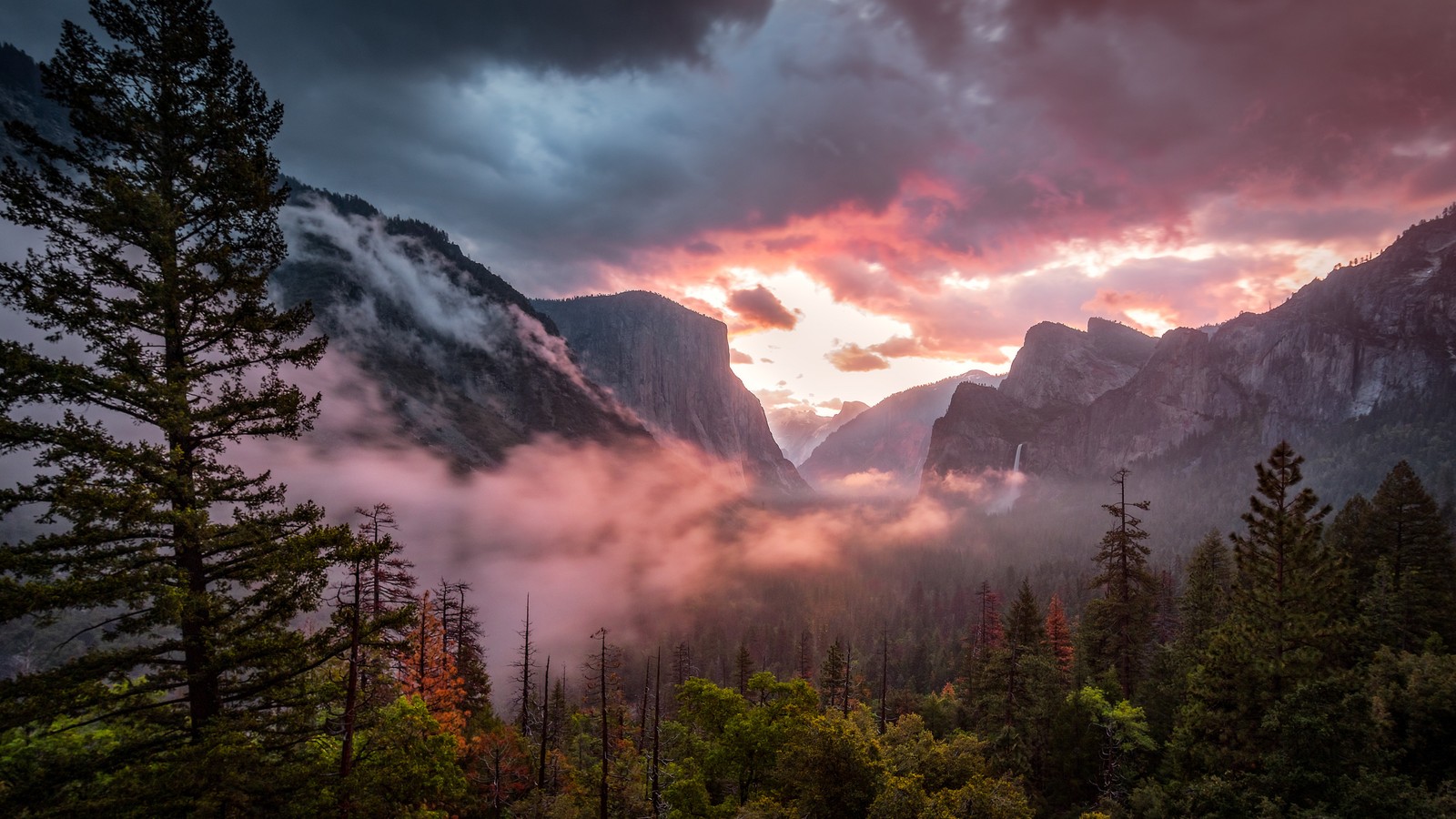 A view of the mountains and trees with a sunset in the background (yosemite valley, el capitan, cloud, mountain, atmosphere)