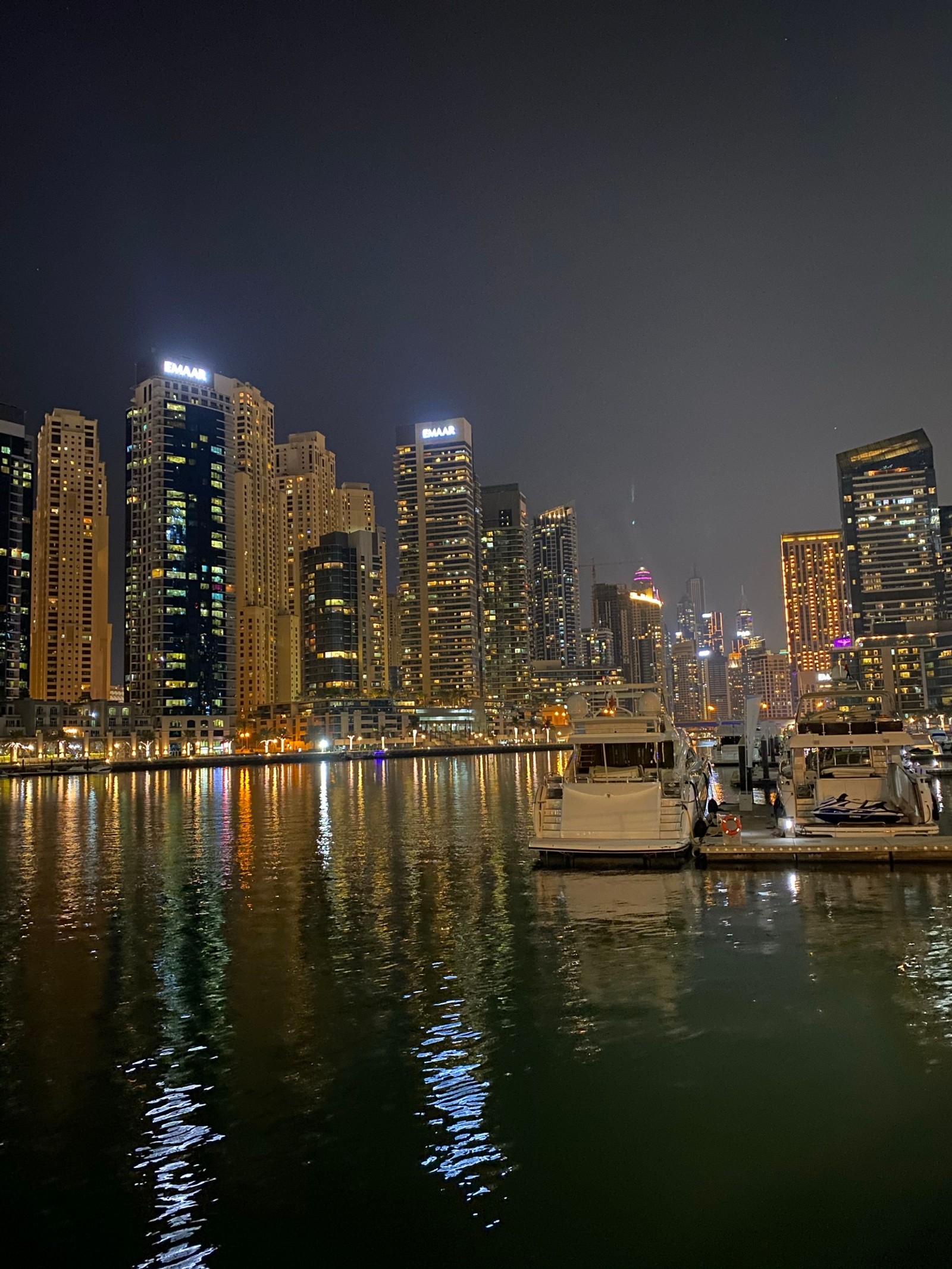 Horizonte de ciudad artificial de noche con barcos atracados en el agua (dubái, dubai, marina de dubái, paisaje urbano, agua)