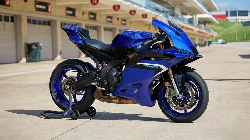 Заниженный синий мотоцикл припаркован перед зданием с парковкой (yamaha yzf r9, 2025, спортивные мотоциклы, велосипеды, обои 4k)