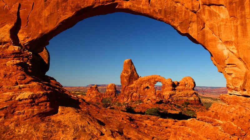 Вид скальной формации с отверстием посередине (моаб, moab, парк, национальный парк, природная арка)