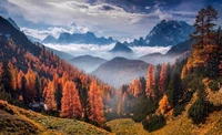 Glória do outono nos Dolomitas: Uma paisagem montanhosa majestosa