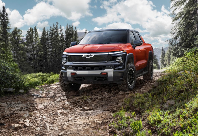 Красный шевроле колорадо едет по грунтовой дороге (chevrolet silverado ev trail boss crew cab, 2024, 5k, электрический пикап, машины)