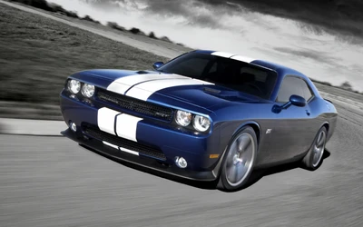 Dodge Challenger: Iconico Coche Musculoso Americano en Azul Impactante con Rayas de Carreras