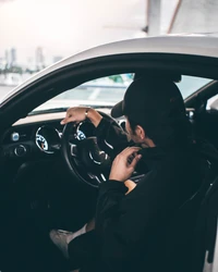 Experiencia de conducción urbana: dentro de un coche con un conductor concentrado