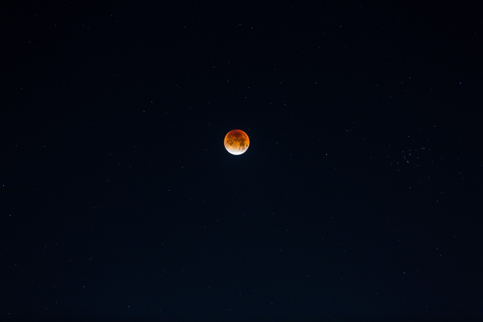 Um close da lua cheia com um céu escuro ao fundo (atmosfera, eclipse lunar, astronomia, lua, evento celestial)