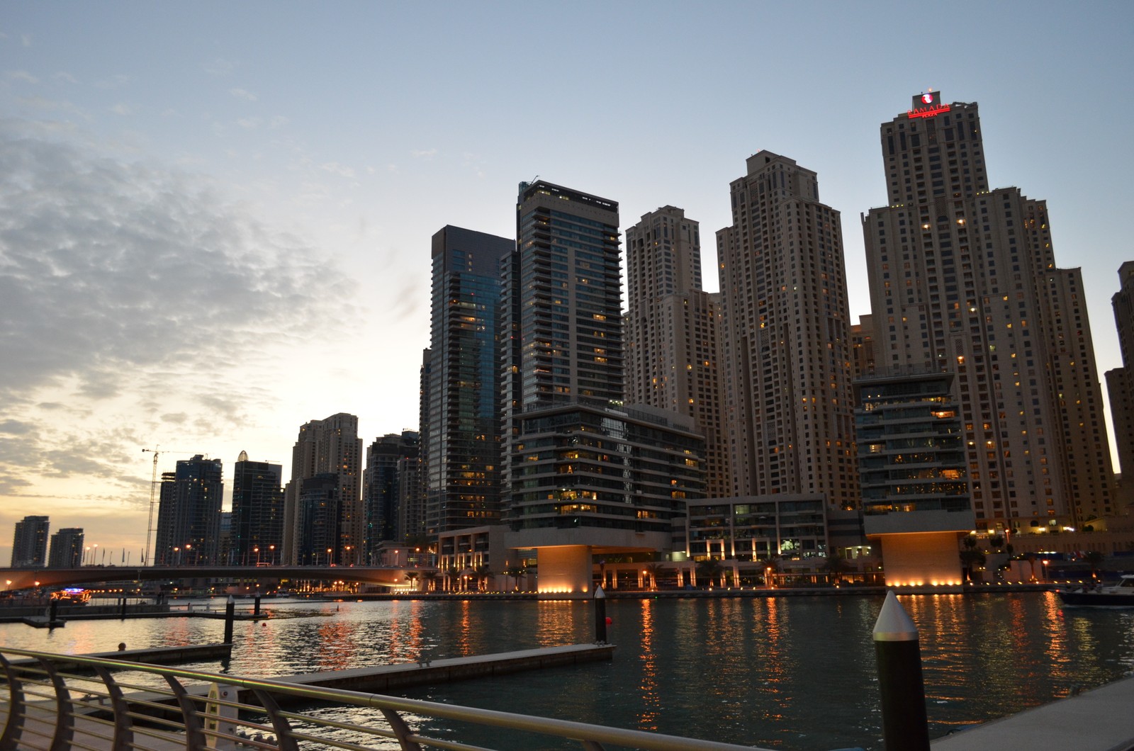 Lade dubai, stadt, stadtbild, wolkenkratzer, skyline Hintergrund herunter