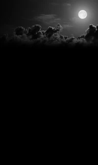 Nuages au clair de lune dans un paysage en noir et blanc