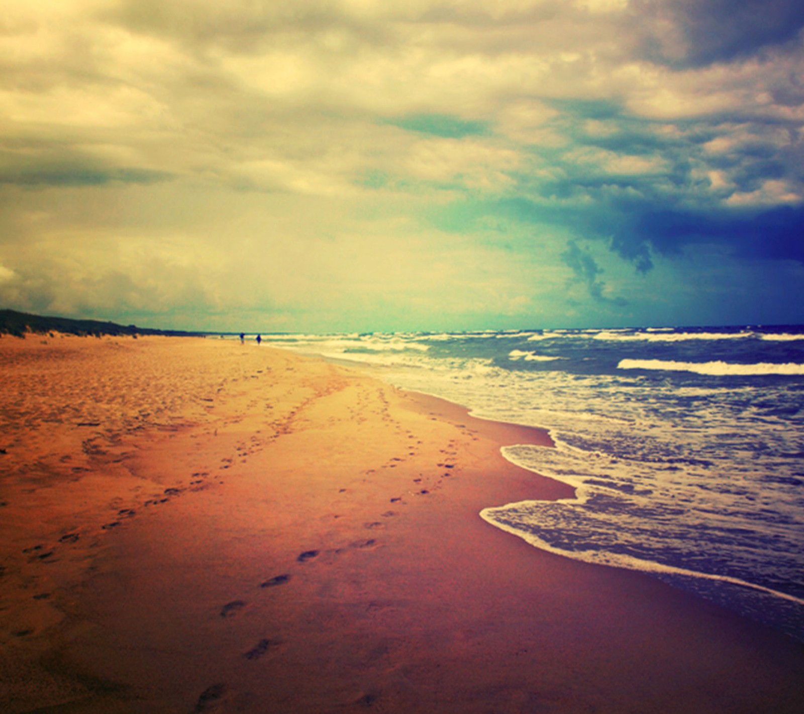 Il y a une image d'une plage avec des empreintes dans le sable (mer, rivage)