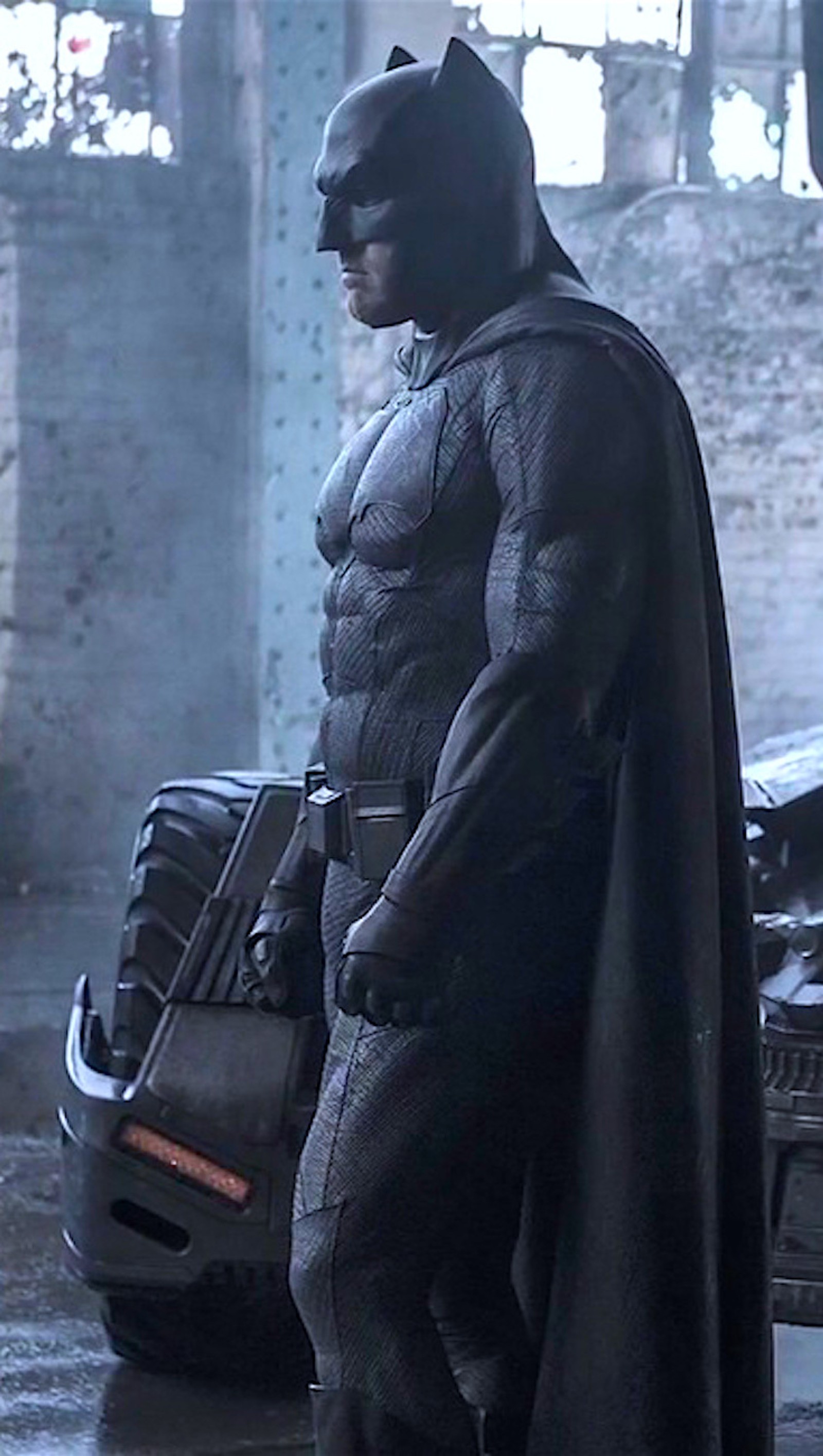 Batman en costume de batman se tient à côté d'une voiture (affleck, batman, chevalier noir, laube de la justice)