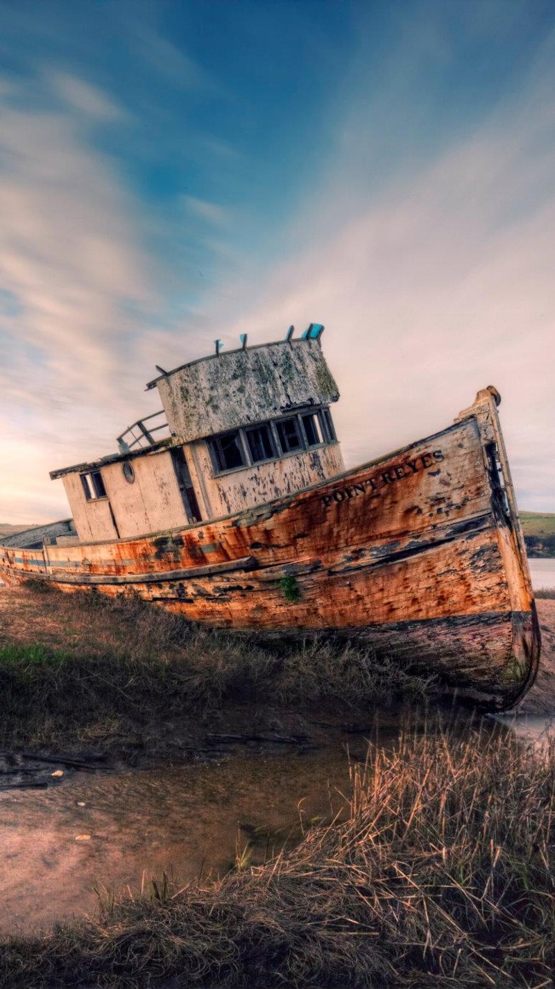 Ржавый корабль стоит на берегу пляжа (лодка, lost boat, винтажный)