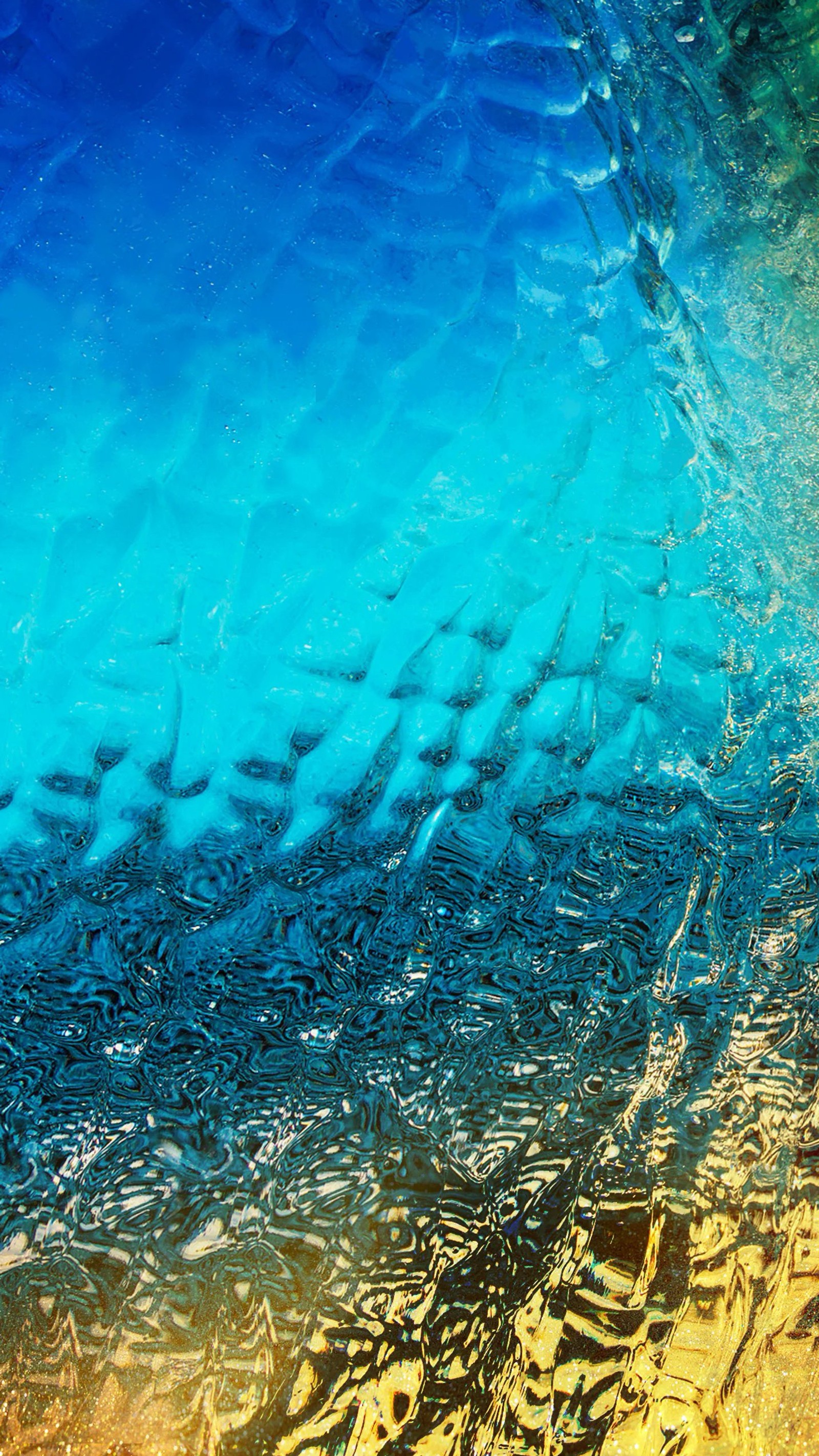 Arafed view of a wave breaking on the beach with a blue sky (mote, wallpaper)