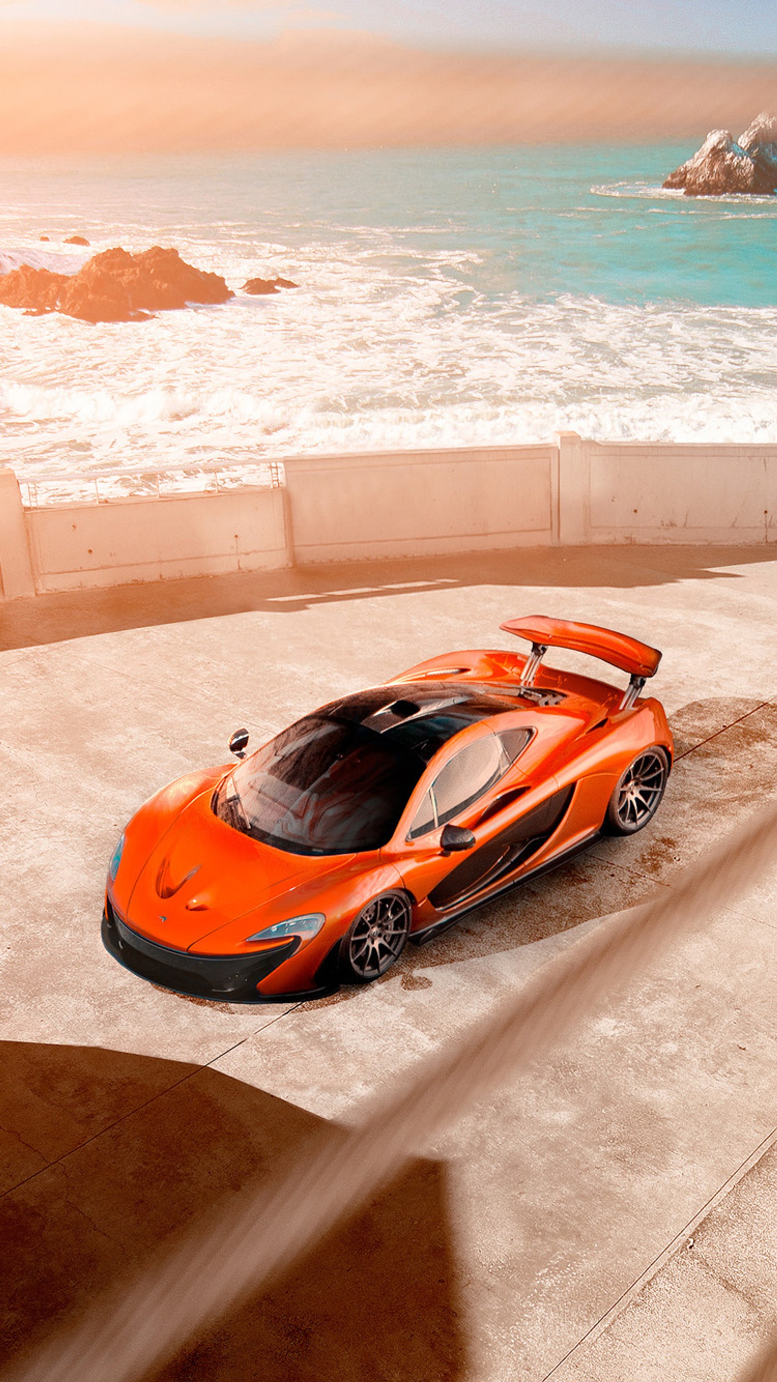 Un coche deportivo naranja estacionado en un estacionamiento de concreto cerca del océano (mclaren, océano, p1, supercoche, vehículo)