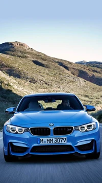 Dynamique BMW M4 bleu sur route pittoresque