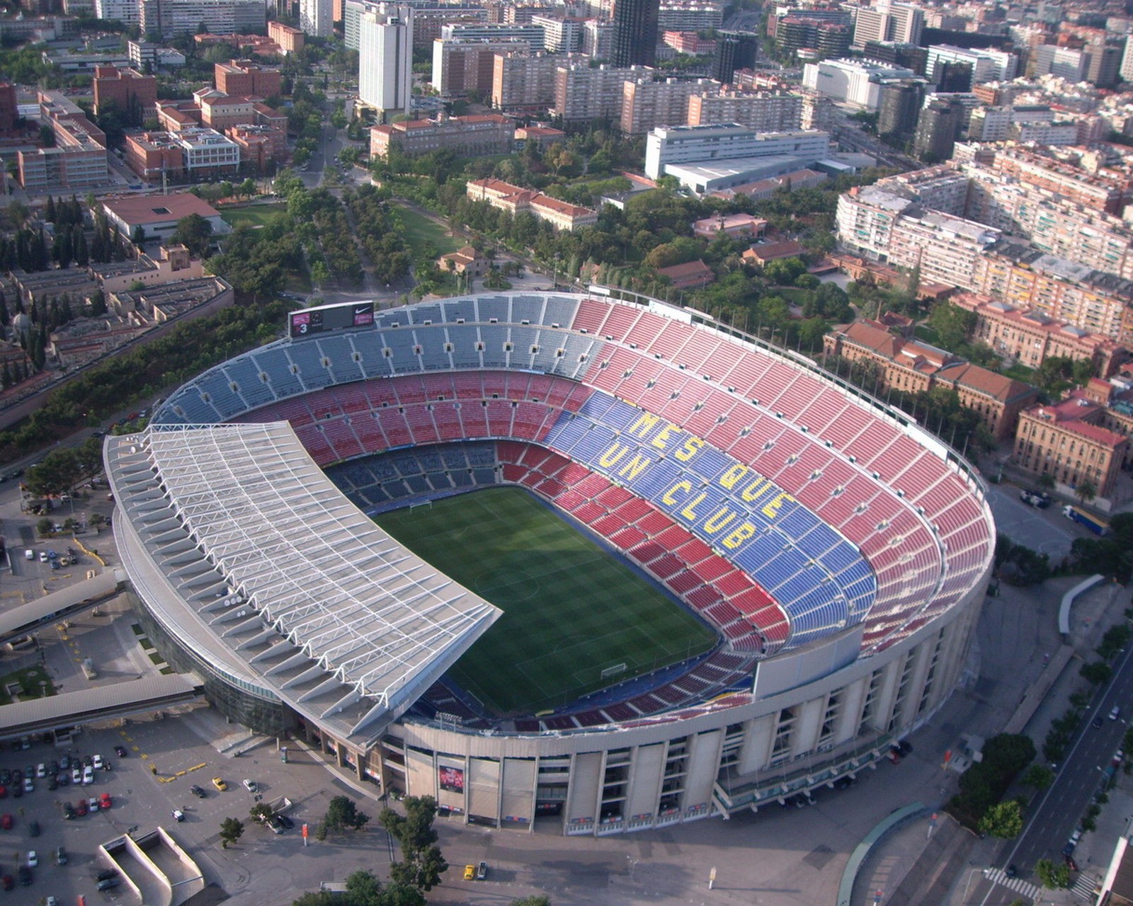 Luftaufnahme eines fußballstadions mit vielen leuten (barcelona, camp nou, katalonien, catalunya, spanien)