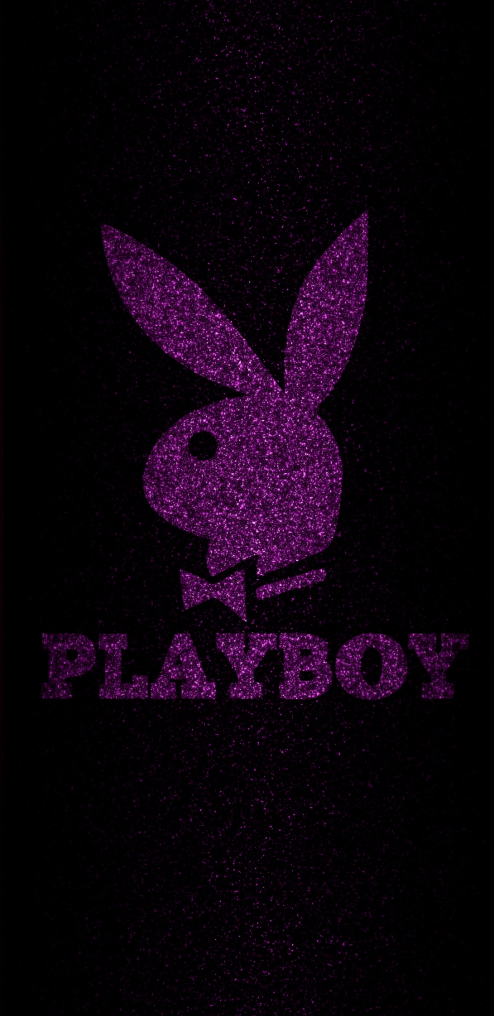 Logotipo roxo brilhante em um fundo preto com um coelho roxo (capa, rosa, playboy, coelho)