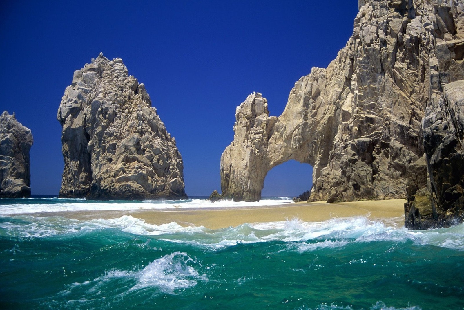 Rocas en el océano cerca de una playa de arena (méxico, san lucas)