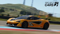 McLaren 570S dynamique sur une piste de course dans Project Cars 3.