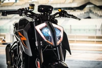 KTM Duke: La Audaz Motocicleta Naked con Impactante Faro LED