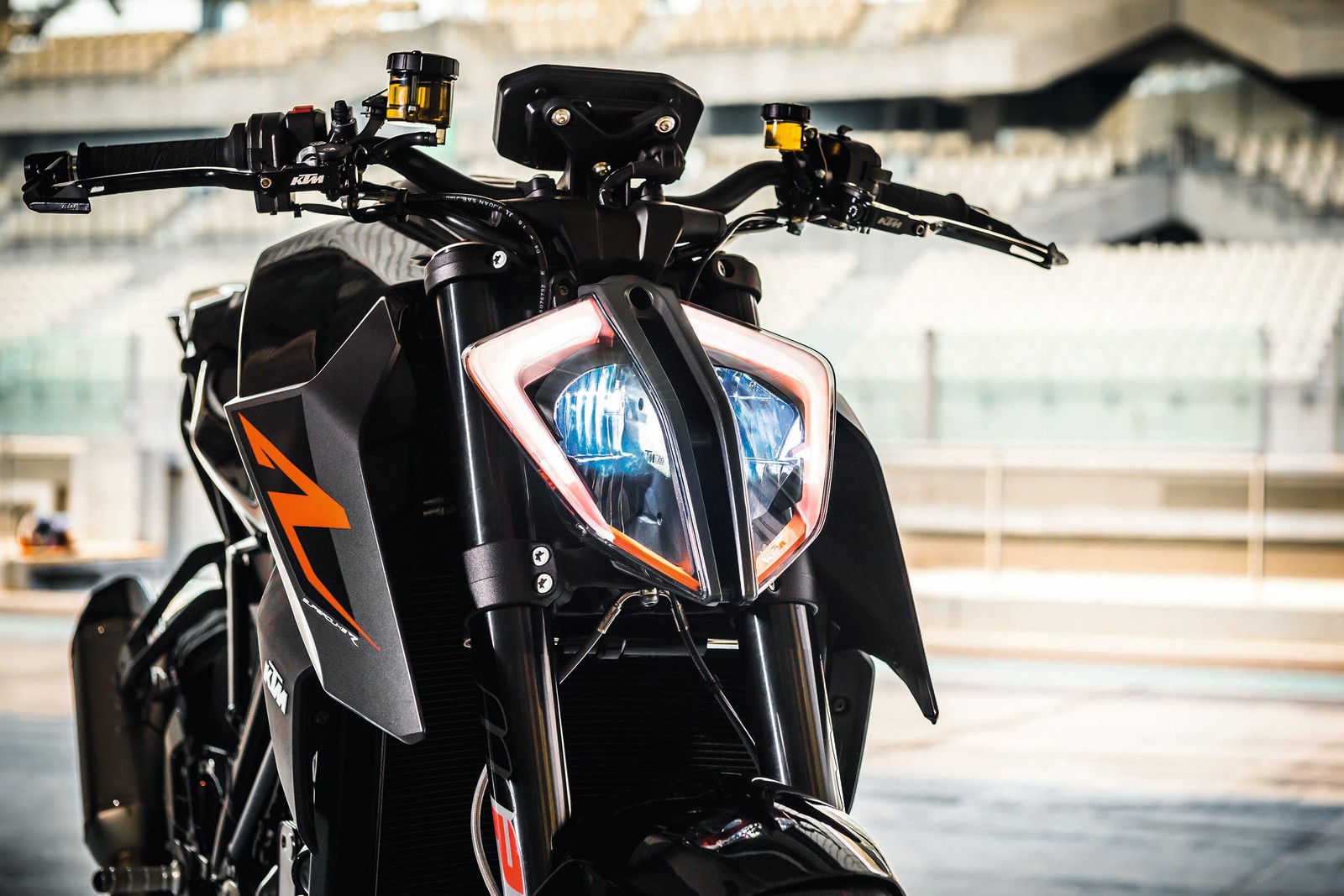 Téléchargez le fond d'écran ktm, ktm duke, moto, nu, casque