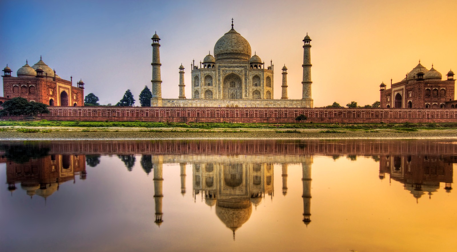 A close up of a building with a reflection in the water (taj mahal, agra fort, landmark, reflection, reflecting pool)