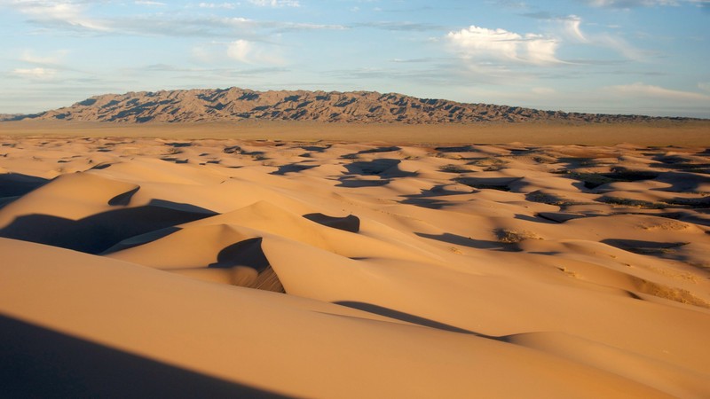 Арабские песчаные дюны в пустыне с горой вдали (гоби, пустыня, дюна, dune, алтайские горы)