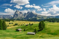 Pastagens verdes vibrantes em meio aos majestosos Dolomitas