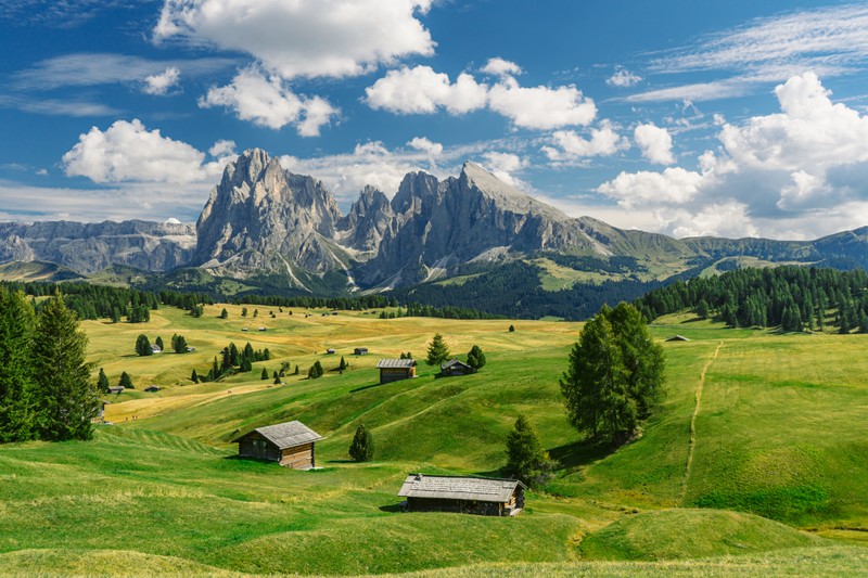 Вид на зеленое поле с несколькими маленькими домами (луг, доломиты, dolomites, облако, гора)