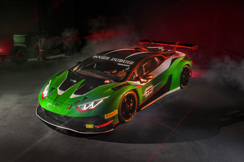 Крупный план зеленого ламборгини с дымом, выходящим из него (lamborghini huracán gt3 evo2, 2022, lamborghini squadra corse, гоночная трасса, гоночные машины)