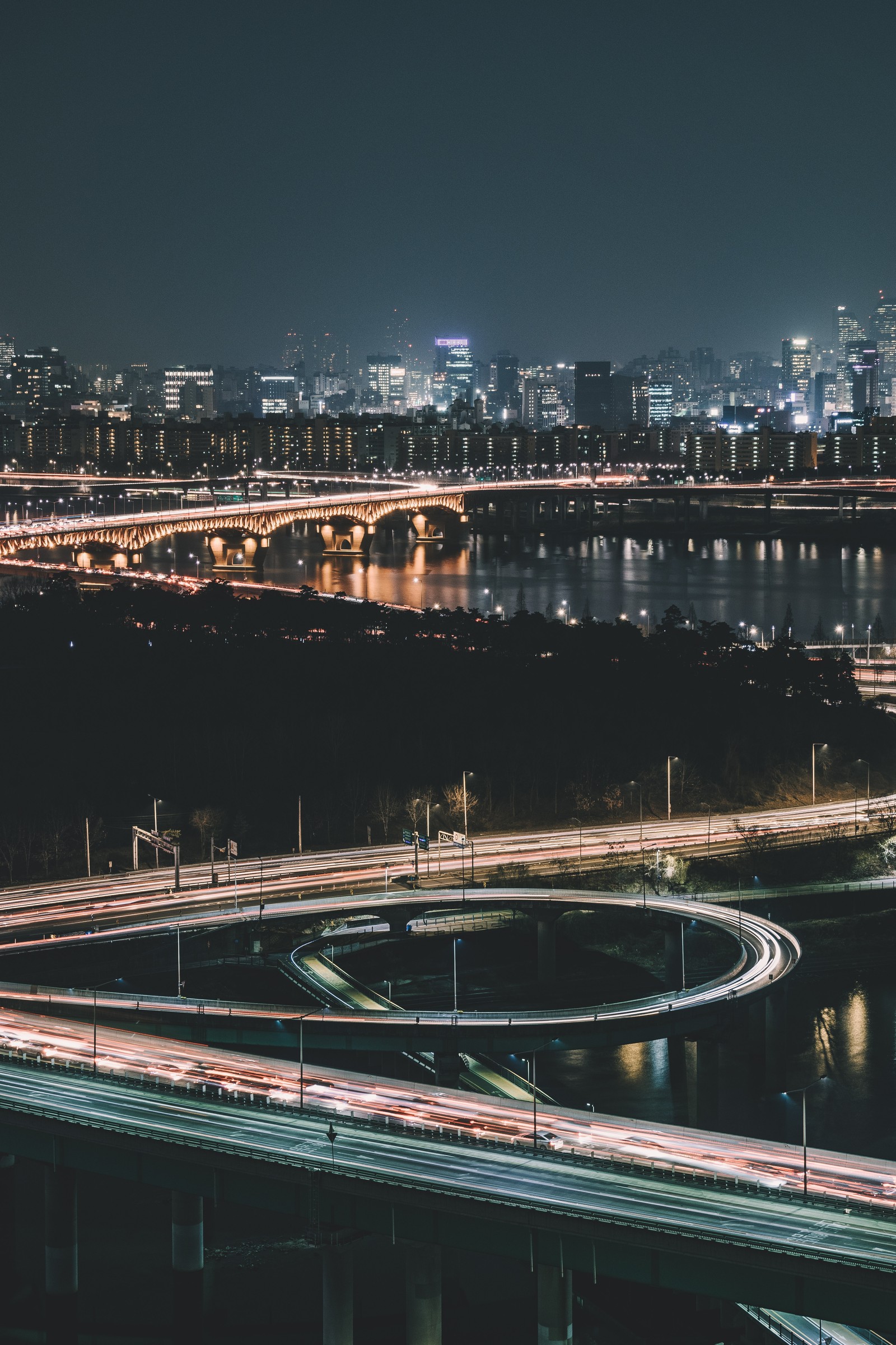 Una vista árabe de una ciudad de noche con un puente y un río (agua, noche, área urbana, paisaje urbano, ciudad)