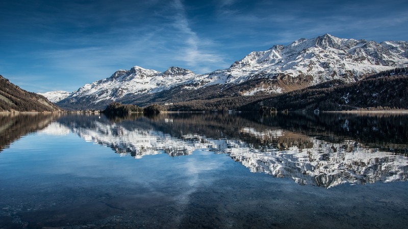 Озеро с заснеженными горами на заднем плане и голубым небом (piz corvatsch, швейцария, швейцарские альпы, ледниковые горы, покрытый снегом)