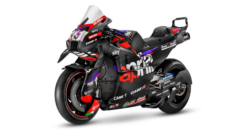 Крупный план мотоцикла с шлемом на нем (aprilia rs gp, 2024, 5k, 8k, гонка на мотоциклах)