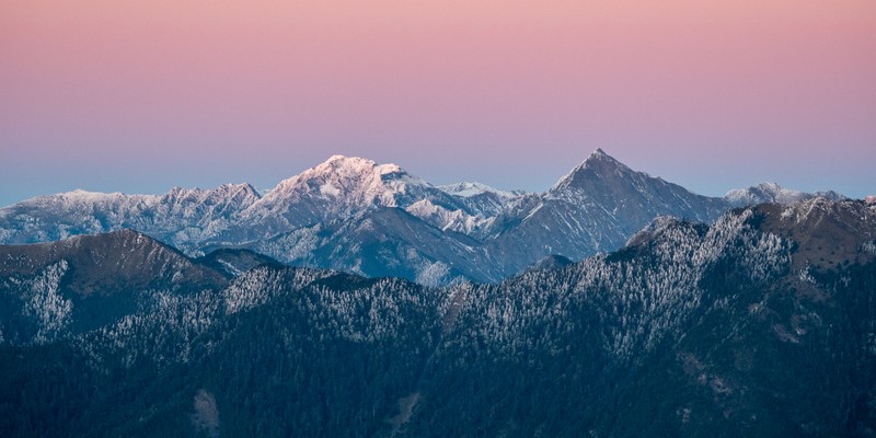 Горы, покрытые снегом на закате с розовым небом (nanhu mountain, тайвань, национальный парк тароко, ледниковые горы, покрытый снегом)