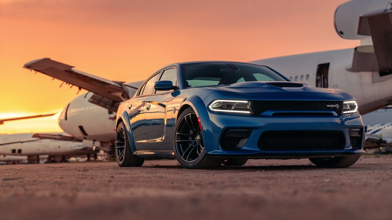 Крупный план синего dodge charger, припаркованного перед самолетом (додж, dodge, машины, седан, шина)