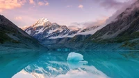 Montagnes majestueuses reflétées dans les eaux tranquilles du lac