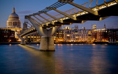 Reflet du Pont du Millénaire sur la Tamise avec la Cathédrale Saint-Paul au crépuscule