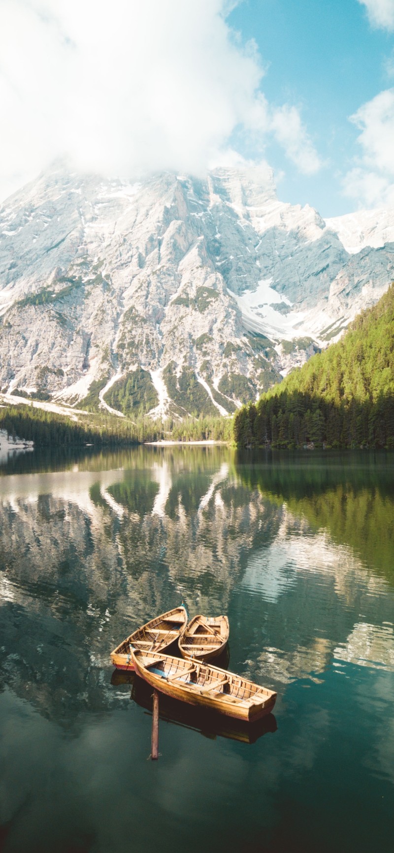 Две лодки стоят на воде (отражение, вода, корабль, пейзаж, гора)