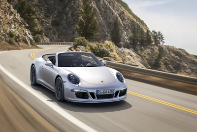 Porsche 911 GT3 Cabriolet 2016 sur une route côtière sinueuse.