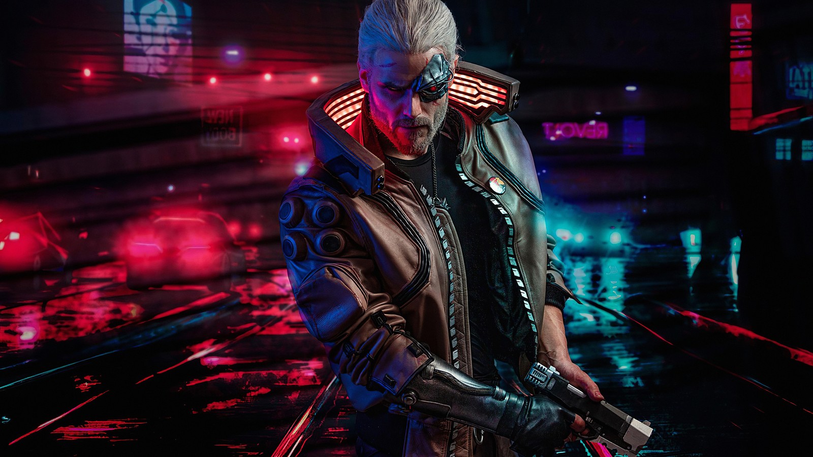 Un homme en cuir tenant une arme dans une pièce sombre (cyberpunk 2077, cyberpunk, johnny silverhand, violet, musicien)