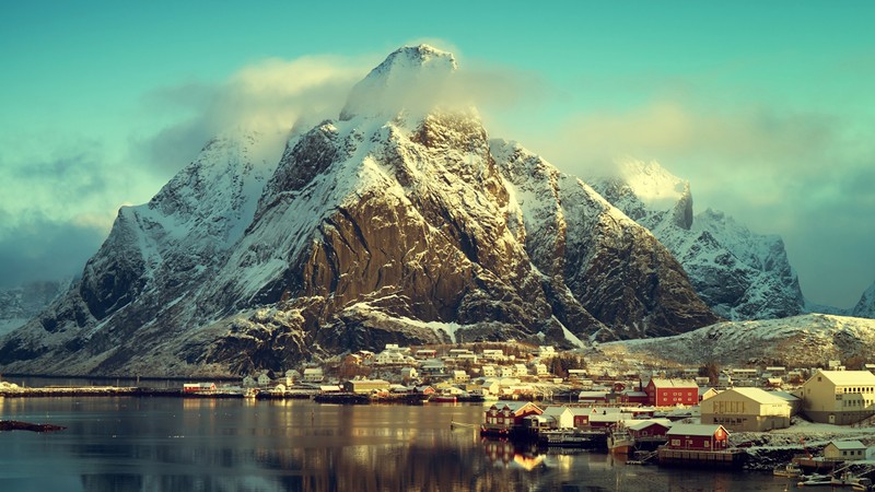 Горы, покрытые снегом и облаками, отражаются в воде (лофотены, lofoten, гора, природа, горные образования)