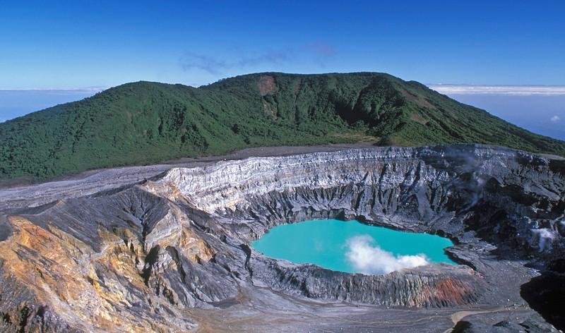 Кратер с голубым озером в центре горы (вулкан посс, pos volcano, вулкан ареналь, вулкан, туризм)