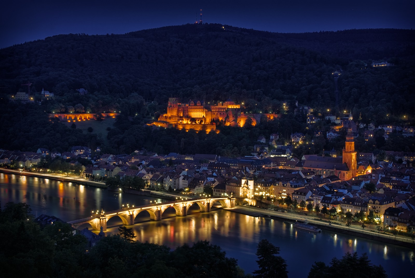 Vogelansicht einer stadt mit einer brücke und einer burg im hintergrund (nacht, reflexion, stadt, wahrzeichen, stadtbild)